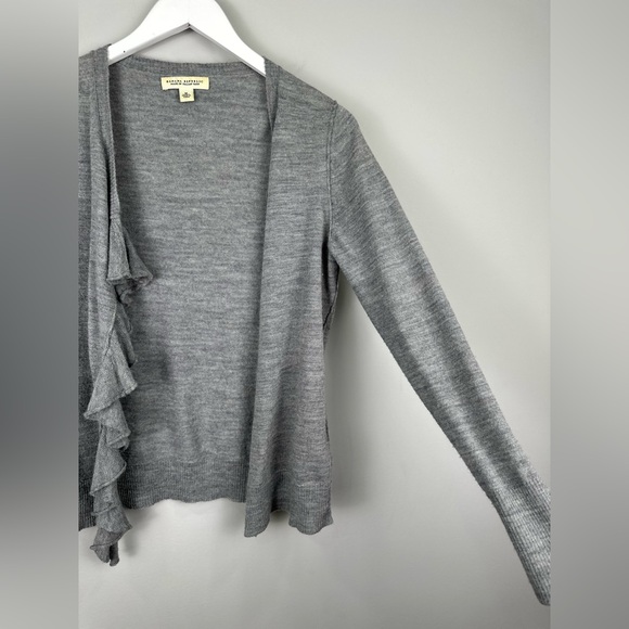 Banana Republic Gray Italian Yarn Ruffle Button Cardigan Sweater Medium - Picture 4 of 9